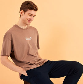 Damen- und Herren-Sweatpants, T-Shirts, Sweatshirts, Strickjacken, Pullover und mehr bei Comeor Store!